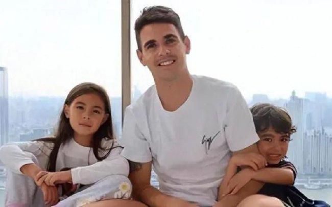 美女把尿口给男人玩