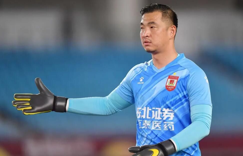充满了泡沫的浴室